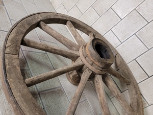 Altes Wagenrad aus Hartholz Durchmesser 85 cm Bild 2