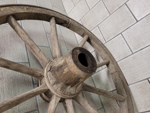 Altes Wagenrad aus Hartholz Durchmesser 85 cm Bild 4