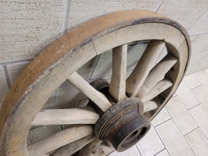 Altes Wagenrad aus Hartholz, Durchmesser 70 cm Bild 2