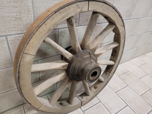 Altes Wagenrad aus Hartholz, Durchmesser 70 cm