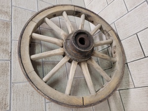 Altes Wagenrad aus Hartholz, Durchmesser 70 cm Bild 3