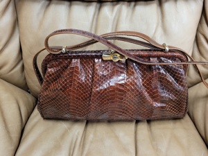 Handtasche aus Krokodil-Imitation gefertigt Bild 6