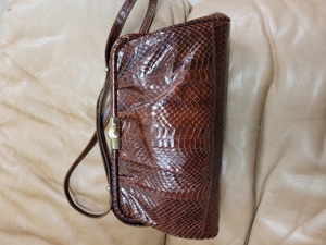 Handtasche aus Krokodil-Imitation gefertigt