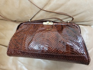 Handtasche aus Krokodil-Imitation gefertigt Bild 5