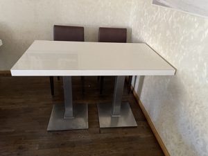 Tische und Stühle