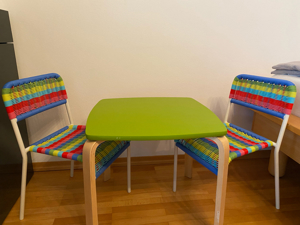 Kindertisch mit 2 Stühlen