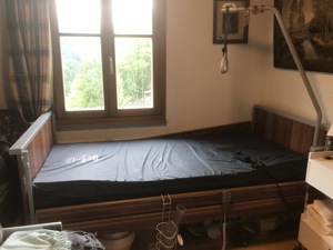 Pflegebett Bett Elekrisch Fernbedienung+ Griffstange + Matratze + Zubehör TOP