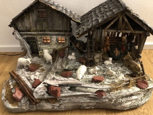 Verkaufe Handgefertigte Weihnachtskrippe mit sehr schönen Figuren und Beleuchtung  Bild 1
