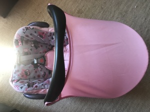 Süsse Babyschale Maxi Cosi in Rosa mit rosa Dachhaube sehr gepflegt Bild 3