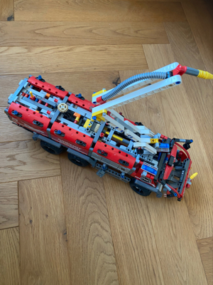 LEGO Technic 42068 Flughafen-Löschfahrzeug Feuerwehr