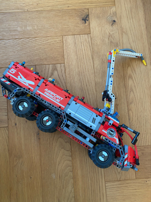 LEGO Technic 42068 Flughafen-Löschfahrzeug Feuerwehr Bild 2