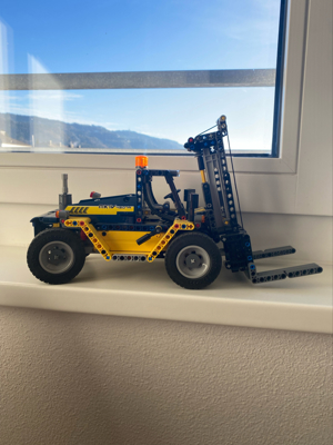 LEGO Technic - 2 in 1 Schwerlast-Gabelstabler (42079) Bild 2