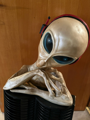 RARITÄT !! Alien mit Kopfhörer und doppeltem CD Ständer Bild 1