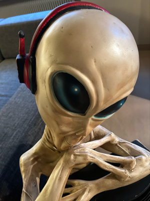 RARITÄT !! Alien mit Kopfhörer und doppeltem CD Ständer Bild 8