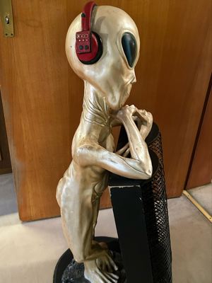 RARITÄT !! Alien mit Kopfhörer und doppeltem CD Ständer Bild 10