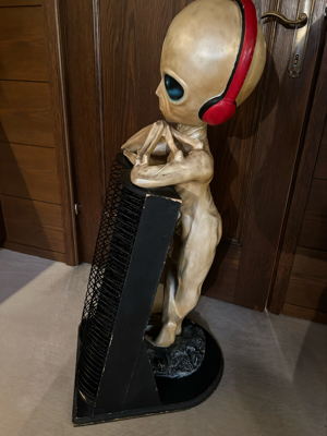 RARITÄT !! Alien mit Kopfhörer und doppeltem CD Ständer Bild 9