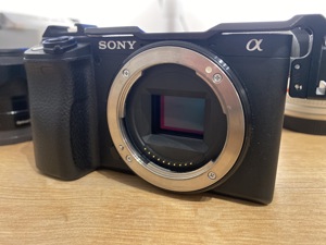 Sony a6400 + Sony 35mm 1.8 + Samyang 12mm 2.0 + Zubehör Bild 8