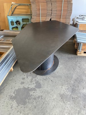 Designer-Tisch aus Stahl Bild 2