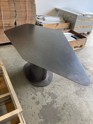 Designer-Tisch aus Stahl Bild 1