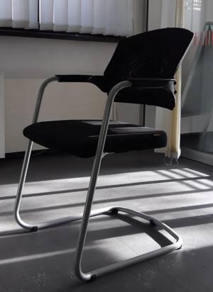 professioneller, hochwertiger Besucherstuhl fürs Büro, Freischwingergestell mit Armlehnen, schwarz Bild 1