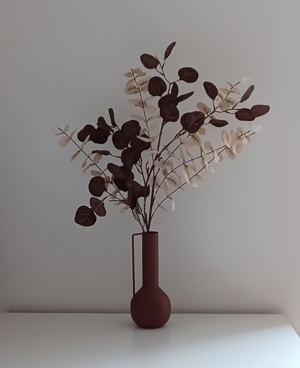 Elegante rostbraune Vase mit Dekoblumen Bild 2