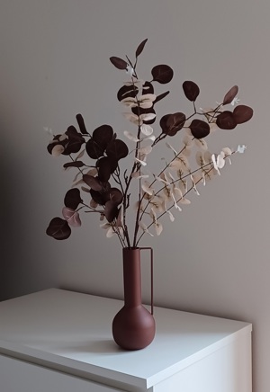 Elegante rostbraune Vase mit Dekoblumen Bild 4
