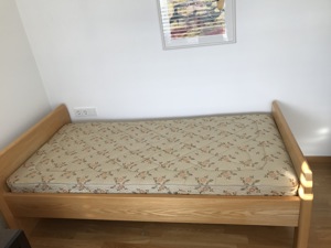 Bett mit Nachtkästchen Bild 1