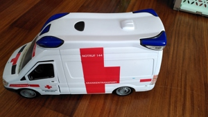 Rettungsauto   Krankenwagen mit Sirene Bild 3
