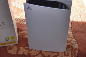 Sony PS5 Blu-Ray Edition-Konsole   Weiß, wie neu, inklusive 3 Spielen und Dual-Ladegerät Bild 3