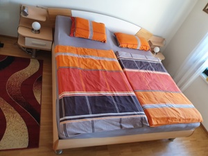 Doppelbett (180 cm) inkl. Nachtkästchen und Matratzen Bild 1