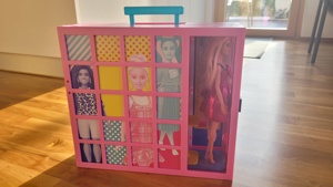 Barbie Kleiderkasten Bild 1