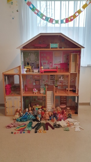 Puppenhaus mit Ausstattung inkl. Barbies Bild 1