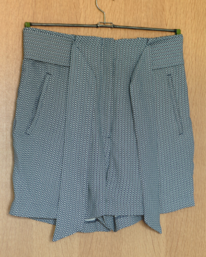 Diverse kurze Damenhosen Gr. 38, Stoffhosen, Shorts, Sommerhosen, Hose, schwarz oder gemustert  Bild 2