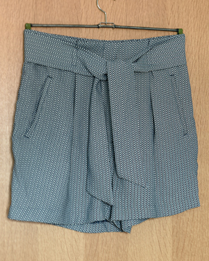 Diverse kurze Damenhosen Gr. 38, Stoffhosen, Shorts, Sommerhosen, Hose, schwarz oder gemustert  Bild 1