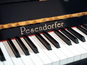 Pesendorfer Klavier in schwarz poliert. Kostenlose Lieferung in ganz Vorarlberg(*) Bild 1