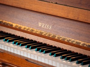 Hochwertiges Weiss Klavier, Made in Germany.Kostenlose Lieferung in ganz Vorarlber (*)