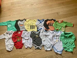 Babykleidung Gr.56-92 Bodys, T-shirts, Hose, Pulli Jacken, Pyjama Schlafoverall, Kappen Bild 5