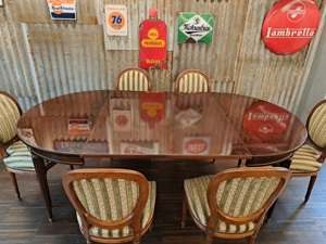 Tisch mit Stühlen  Bild 5