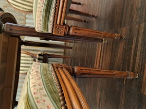 Tisch mit Stühlen  Bild 4