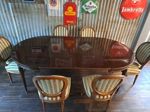 Tisch mit Stühlen  Bild 2