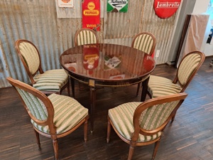 Tisch mit Stühlen  Bild 1