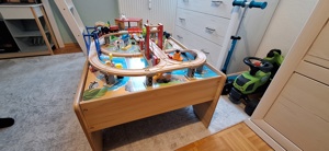 Spieltisch mit Eisenbahn und Dampflok Bild 3