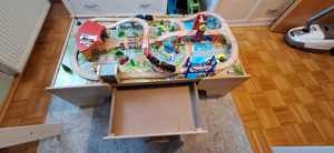 Spieltisch mit Eisenbahn und Dampflok Bild 2