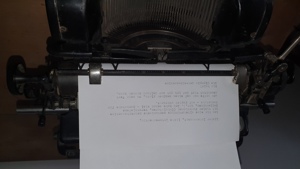 Vintage: alte gebrauchte mechanische Schreibmaschine Bild 2