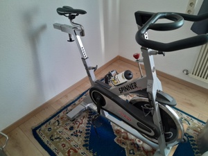 Spinning Rad mit Beamer und Leinwand 