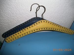 2 Kleiderbügel dunkelblau und gelb mit Nieten verkleidet mit Kunstleder   B= 42,00 cm Bild 2