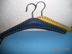 2 Kleiderbügel dunkelblau und gelb mit Nieten verkleidet mit Kunstleder   B= 42,00 cm Bild 3