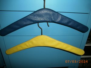 2 Kleiderbügel dunkelblau und gelb mit Nieten verkleidet mit Kunstleder   B= 42,00 cm Bild 4