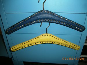 2 Kleiderbügel dunkelblau und gelb mit Nieten verkleidet mit Kunstleder   B= 42,00 cm Bild 5