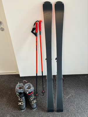 NEU Atomic Ski mit Bindung und Stöcken plus Rossignol Skischuhen Bild 2